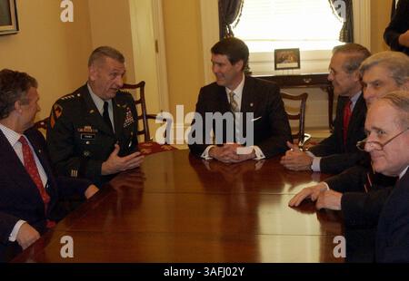 Bill Frist (R-TN, Mitte) im Gespräch mit General Tommy Franks (zweiter von links) Senat-Minderheitenführer Tom Daschle (links) Verteidigungsminister Donald Rumsfeld (dritter von rechts) Sen John Warner (R-VA, zweiter von rechts) und Sen Carl Levin (Credit Image: The Washington Times/ZUMAPRESS.com) Stockfoto