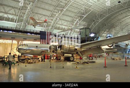 Die Air France Concorde wird in der Dulles-Anlage des Air and Space Museums des Smithsonian ausgestellt, die sich im Bau befindet. Es wird in der Nähe anderer historischer Flugzeuge wie der B-29 Superfortress Anola Gay geparkt, die am 6. August 1945 die Atombombe auf Hiroshima in Japan abwarf. Das neue Museum eröffnet im Dezember. Foto am Donnerstag, 12. Juni 2003. (Bild: Washington Times/ZUMAPRESS.com) Stockfoto