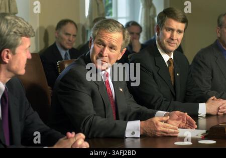 Präsident George W. Bush führt am Mittwoch, den 18. Juni 2003, ein parteiübergreifendes Treffen mit Senatoren für Medicare im Kabinettsaal des Weißen Hauses durch. Links ist Senator Max Baucua (D-MT), rechts der Mehrheitsführer Sen. Bill Frist (Credit Image: The Washington Times/ZUMAPRESS.com) Stockfoto