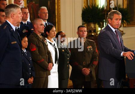 Präsident George W. Bush spricht vor Mitgliedern des Militärs zusammen mit dem Vorsitzenden des Joint Chiefs of Staff Airforce General Richard Myers (Credit Image: The Washington Times/ZUMAPRESS.com) Stockfoto