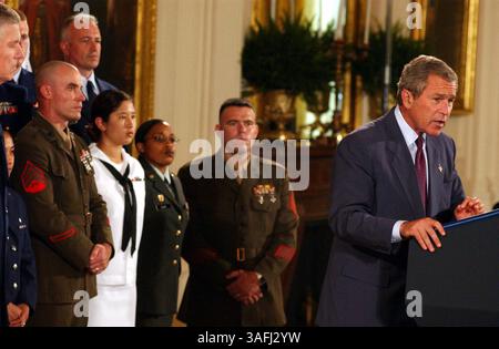 Präsident George W. Bush spricht Dienstagnachmittag, 1. Juli 2003, im East Room des Weißen Hauses vor Mitgliedern des Militärs. Das Weiße Haus veranstaltete eine besondere Wiedereingliederungszeremonie für einige Militärangehörige. Präsident Bush sprach vor dem Publikum über sein Versprechen, jeden Terroristen zu jagen, der die Vereinigten Staaten bedroht, und den Irak von allen Personen zu befreien, die versuchen, das Land zu destabilisieren. (Bild: Washington Times/ZUMAPRESS.com) Stockfoto