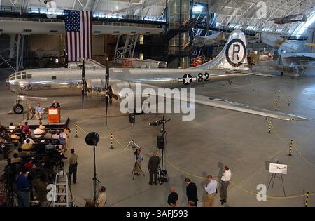 Das National Air and Space Museum des Smithsonian enthüllte die neu zusammengebaute Enola Gay, die Boeing B-29 Superfortress, mit der die erste Atombombe im Kampf in ihrer neuen Anlage in der Nähe von Dulles Int'l. abgefeuert wurde Flughafen in Loudon County, VA Montag, 18. August 2003. Die Eröffnung des neuen Werks ist für den 15. Dezember 2003 geplant. (Bild: Washington Times/ZUMAPRESS.com) Stockfoto
