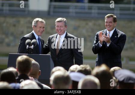 Präsident George W. Bush hält am Mittwoch, den 10. September 2003, Bemerkungen bei versammelten FBI-Agenten, US-Marines und verschiedenen Strafverfolgungsbeamten im FBI-Labor auf der Quantico Marine Base in Quantico, VA. l-r, Bush, Attny. General John Ashcroft, Sec. Heimatschutz Tom Ridge. (Bild: Washington Times/ZUMAPRESS.com) Stockfoto
