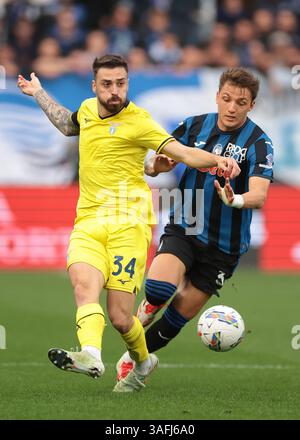 Bergamo, Italien, 6. April 2025. Mario Gila von der SS Lazio übergibt den Ball, als er von Mateo Retegui aus Atalanta während des Serie A-Spiels im Gewiss-Stadion in Bergamo herausgefordert wird. Der Bildnachweis sollte lauten: Jonathan Moscrop / Sportimage Stockfoto