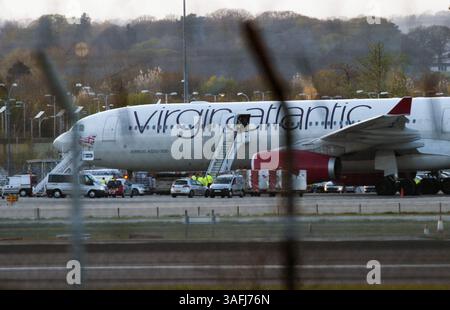 16. April 2012 – London, England, Vereinigtes Königreich – Ein Passagierjet von Virgin Atlantic wird von Sicherheitspersonal am Flughafen Gatwick inspiziert. Vier Menschen wurden verletzt, als der riesige Airbus A330-300 in Orlando nur 90 Minuten nach dem Start in Großbritannien landen musste, als sich die Kabine mit Rauch füllte. (Kreditbild: © Ki Price/ZUMAPRESS.com) Stockfoto