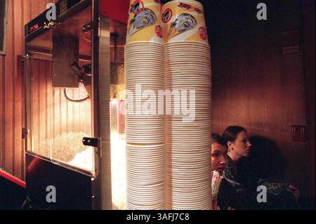 Dustin Smith, 20, und Kim Hart, 20, ehren Studenten am Shepherd College, warten auf ihre wöchentliche Filmvorführung im Opera House, Shepherdstowns einziges Theater, Donnerstag, den 25. September 2003. Das Opera House Movie Theater in Shepherdstown, West Virginia, wurde 1909 erbaut und wurde von 1956 geschlossen, bis Rusty Berry es sanierte und 1992 für Geschäfte eröffnete. (Bild: Washington Times/ZUMAPRESS.com) Stockfoto