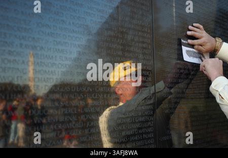 Allen McCabe vom National Park Service hilft Kriegsveteranen und Familienmitgliedern, die Namen der gefallenen Soldaten im Vietnam war Memorial in Washington DC am Montag, den 10. November 2003, einen Tag vor dem Veterans Day, zu kopieren. (Bild: Washington Times/ZUMAPRESS.com) Stockfoto