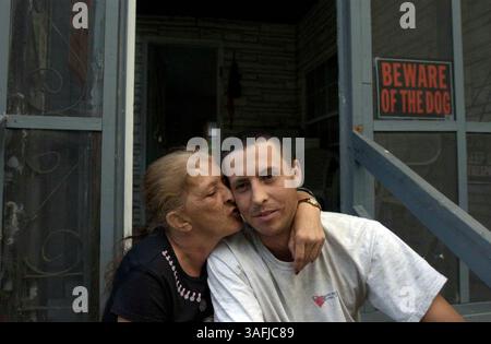 Debbie Stanley küsst ihren jüngeren und verbliebenen Sohn Jody Bill Hamon in ihrem Haus in Dante, VA, Freitag, den 17. Juni 2005. Heute ist der 1. Jahrestag des Todes ihres Sohnes Jessee James Stanley an einer Überdosis verschreibungspflichtiger Medikamente. Jessee starb in seinem Wohnwagen in der nahegelegenen Stadt Haysi, VA. Es wird behauptet, dass seine Freundin und seine kleine Tochter zu der Zeit im Wohnwagen mit ihm waren, aber sie und niemand sonst rief 911 um medizinische Hilfe, als er im Sterben lag. Seine Mutter Debbie Stanley sagt, dass Sanitäter ihr sagten, dass er hätte gerettet werden können, wenn er rechtzeitig medizinisch behandelt worden wäre. Das bis Stockfoto