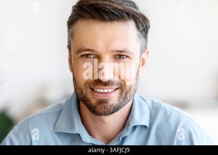 Erfolgreicher Unternehmer. Nahaufnahme Porträt Des Schönen Jungen Geschäftsmannes Lächelnd An Der Kamera Stockfoto