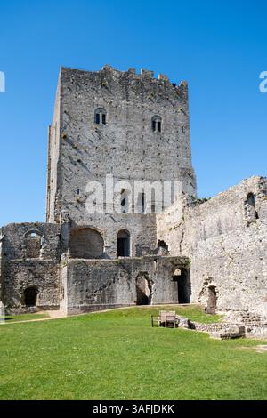 Portchester Castle in Hampshire, England, Großbritannien - Blick auf das Wahrzeichen des historischen Gebäudes an einem sonnigen Frühlingstag Stockfoto