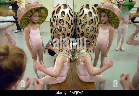 Eine Gruppe junger Tänzer, darunter der siebenjährige Nell Trotter, versucht die Pilzhüte für eine Kostümprobe der diesjährigen Nussknacker-Aufführung des Washington Ballet im Washington Ballet in New York, Washington DC, am Samstag, den 18. November 2006. Die Inszenierung mit rund 300 Tänzern, meist Studenten des Washington Ballet und der 30-köpfigen Kompanie, die in drei Besetzungen aufgeteilt ist, wird vom 7. Bis 23. Dezember im Warner Theater gezeigt (Credit Image: The Washington Times/ZUMAPRESS.com). Stockfoto