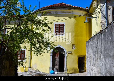 Gebäude in der historischen Stadt Buzet in Istrien, Kroatien Stockfoto