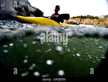 12. Juli 2008 - Washington, DC, USA - nach einigen Wasserfällen auf dem Potomac River macht ZACK KELLMAN eine Pause in einem eddie weg von den starken Strömungen. Das Wildwasser-Kajak erfordert Training und Fähigkeiten (Credit Image: The Washington Times/ZUMAPRESS.com) Stockfoto