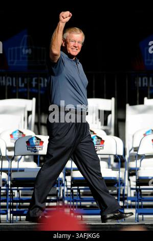 Joe Gibbs, Trainer der Hall of Fame, nimmt die Bühne zu Beginn der Einführungszeremonie für die 2008er Klasse der Pro Football Hall of Fame im Fawcett Stadium Canton, Oh., Samstag, 2. August 2008 (Credit Image: The Washington Times/ZUMAPRESS.com) Stockfoto