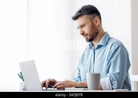 Busy Male Unternehmer Arbeiten Mit Laptop-Computer Im Modernen Büro Stockfoto