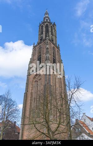 Der Onze Lieve Vrouwetoren, ein Kirchturm in Amersfoort, Niederlande. Stockfoto