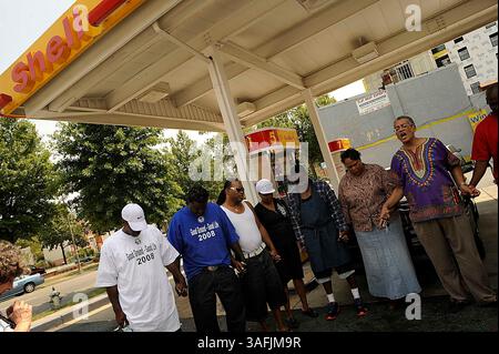 Mitglieder der Gebetsbewegung versammeln sich an der Shell Station in Upshur und Georgia Avenue. NW am Mittwoch, 13. August 2008, um Gott sei Dank, dass die Gaspreise gesunken sind. Rocky Twyman, der die Bewegung ins Leben gerufen hat, betet für niedrigere Gaspreise und sagt, dass seine Bewegung funktioniert und etwa 300 Anhänger im ganzen Land aufgenommen hat. Offenbar hat Jay Leno Wind von der Bewegung bekommen und sie in seiner Show Ende Juli verspottet, also lädt Mr. Twyman Mr. Leno ein, mit ihm zu beten. Er sagt, dass überall, wo er betete, die Gaspreise gefallen sind (Credit Image: The Washington Times/ Stockfoto