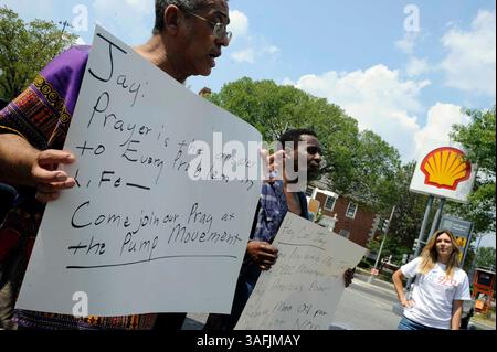 Rocky Twyman, der vor einigen Monaten mit dem Gebet bei der Pump Movement begann, und James Temor aus Washington, D.C., ein Mitglied dieser Bewegung, halten Schilder vor der Shell Station an der Upshur and Georgia Avenue hoch. NW am Mittwoch, 13. August 2008. Mr. Twyman hat für niedrigere Gaspreise gebetet, und er sagt, dass seine Bewegung funktioniert und etwa 300 Anhänger im ganzen Land aufgenommen hat. Offenbar hat Jay Leno Wind von der Bewegung bekommen und sie in seiner Show Ende Juli verspottet, also lädt Mr. Twyman Mr. Leno ein, mit ihm zu beten. Er sagt, dass überall, wo er betete, die Benzinpreise gekommen sind Stockfoto