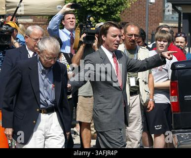 24. Mai 2012: Greensboro, NC, USA – der ehemalige Senator John Edwards hilft seinem Vater Wallace Edwards, der am Freitag, den 25. Mai 2012 das Bundesgericht in Greensboro, North Carolina, verlässt. Edwards, 58, wird angeklagt wegen sechs Verstoßes gegen Bundeswahlkampfgesetze. (Kreditbild: © Chuck Liddy/Raleigh News & Observer/MCT/ZUMAPRESS.com) Stockfoto