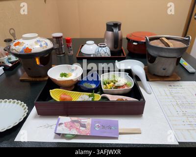 Traditionelle Kaiseki-Verkostung und Abendessen im luxuriösen japanischen Ryokan mit saisonalen Gerichten Stockfoto