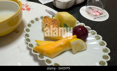 Traditionelle Kaiseki-Verkostung und Abendessen im luxuriösen japanischen Ryokan mit saisonalen Gerichten Stockfoto