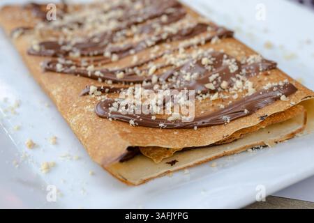 Flaches Lagen köstlicher Schokoladen-Crepes Stockfoto