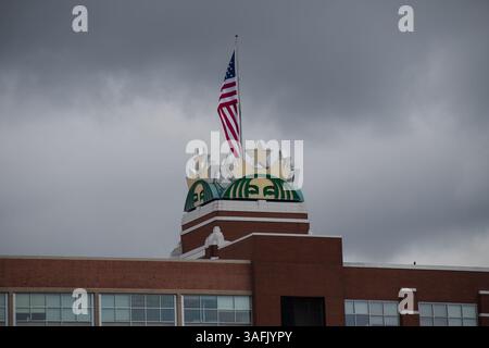 SEATTLE, WA, USA – 7. April 2025: Hauptsitz der Starbucks Corporation in Seattle, Washington. Starbucks ist ein internationales Kaffeeunternehmen. Stockfoto