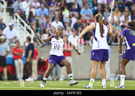 27. Mai 2012: Stony Brook, New York, Vereinigte Staaten von Amerika - Mittelfeldspieler Jess Carroll (21) der Northwestern Wildcats während der Einführung des Women's Lacrosse NCAA Division I Nationals Championship Game im Lavalle Stadium in Stony Brook, New York. (Bild: © Vinny Carchietta/ZUMAPRESS.com) Stockfoto
