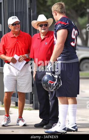 MAI 31 2012: Houston Texans Defensive End J.J. Watt #99 (rechts) spricht mit dem ehemaligen Houston Oilers Head Coach Bum Phillips (Mitte) vor Houston Texans OTA-Workouts vom Methodist Training Center im Reliant Stadium in Houston, Texas. (Bild: © Erik Williams/Cal Sport Media/ZUMAPRESS.com) Stockfoto