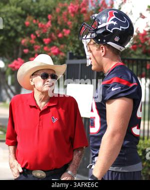 MAI 31 2012: Houston Texans Defensive End J.J. Watt #99 (rechts) spricht mit dem ehemaligen Houston Oilers Head Coach Bum Phillips (Mitte) vor Houston Texans OTA-Workouts vom Methodist Training Center im Reliant Stadium in Houston, Texas. (Bild: © Erik Williams/Cal Sport Media/ZUMAPRESS.com) Stockfoto