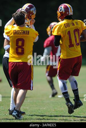 31. MAI 2012 : Redskins Quarterbacks Rex Grossman (8) und Robert Griffin III (10) wärmen sich vor den Übungen während des zweiten Open-Media-Tages von OTA's im Redskins Park in Ashburn, VA auf (Credit Image: © John Middlebrook/Cal Sport Media/ZUMAPRESS.com) Stockfoto