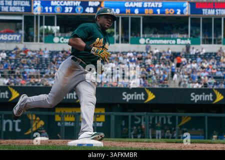 Juni 2012: Yoenis Cespedes #52 der Oakland Athletics in Aktion während des MLB-Spiels zwischen den Oakland Athletics und den Kansas City Royals im Kauffman Stadium in Kansas City (MO) (Credit Image: © Kyle Rivas/Cal Sport Media/ZUMAPRESS.com) Stockfoto