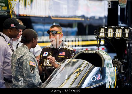 Am 2. Juni 2012 spricht Tony Schumacher mit Mitgliedern seines Hauptsponsors, der U.S. Army, bevor er bei den Toyota SuperNationals im Raceway Park in Englishtown, New Jersey antrat. (Kreditbild: â Kostas Lymperopoulos/Cal Sport Media)(Kreditbild: © Kostas Lymperopoulos/Cal Sport Media/ZUMAPRESS.com) Stockfoto