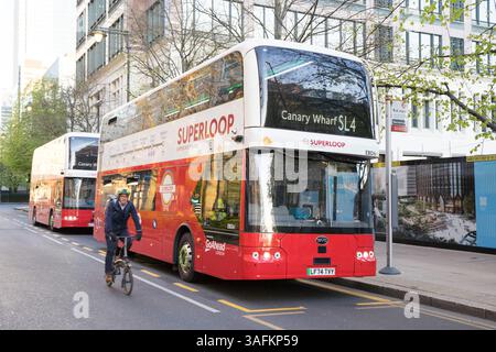 London UK 7. April 2025. Der Doppeldeckerbus Superloop startet heute seinen SL4-Expressbus zwischen Grove Park im Südosten Londons und Westferry Circus im Herzen des Finanzviertels Canary Wharf über den neuen Silvertown Tunnel, der die Themse überquert. Alle SL4-Busse sind emissionsfrei und werden von Go-Ahead London betrieben. England Großbritannien. Quelle: Glosszoom/Alamy Live News Stockfoto