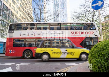 London UK 7. April 2025. Der Doppeldeckerbus Superloop startet heute seinen SL4-Expressbus zwischen Grove Park im Südosten Londons und Westferry Circus im Herzen des Finanzviertels Canary Wharf über den neuen Silvertown Tunnel, der die Themse überquert. Alle SL4-Busse sind emissionsfrei und werden von Go-Ahead London betrieben. England Großbritannien. Quelle: Glosszoom/Alamy Live News Stockfoto
