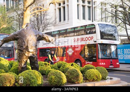 London UK 7. April 2025. Der Doppeldeckerbus Superloop startet heute seinen SL4-Expressbus zwischen Grove Park im Südosten Londons und Westferry Circus im Herzen des Finanzviertels Canary Wharf über den neuen Silvertown Tunnel, der die Themse überquert. Alle SL4-Busse sind emissionsfrei und werden von Go-Ahead London betrieben. England Großbritannien. Quelle: Glosszoom/Alamy Live News Stockfoto