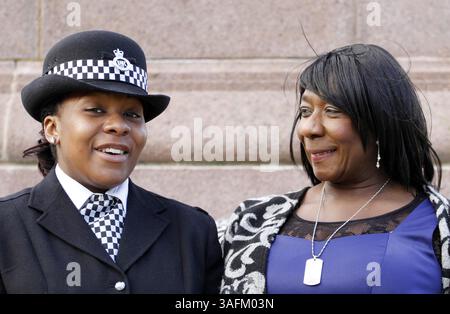 28. Mai 2012: Liverpool, England, Vereinigtes Königreich: GEE WALKER, rechts und ihre Tochter DOMINIQUE WALKER. Dominique ist nun Polizeioffizier und plant, Großbritanniens erster schwarzer Chief Constable zu werden. Gee und Dominique sind Mutter und Schwester des ermordeten schwarzen Teenagers Anthony Walker, der am 30. Juli 2005 in Huyton Liverpool bei einem rassistischen Angriff mit einer Eisaxt getötet wurde. (Kreditbild: © Mercury Press/ZUMAPRESS.com) Stockfoto