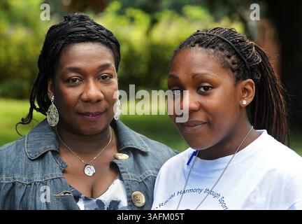 3. Juli 2010: Liverpool, England, Vereinigtes Königreich – GEE WALKER, Mutter des ermordeten schwarzen Teenagers Anthony Walker, der am 30. Juli 2005 in Huyton Liverpool bei einem rassistischen Angriff mit einer Eisaxt getötet wurde. Gee und Anthonys Schwester DOMINIQUE (R) besuchen das Anthony Walker Foundation Festival 2010, ein zweitägiges Jubiläumsfestival für Sport, Musik, Kunst und Bildung in der Greenbank Sports Academy. (Kreditbild: © Julian Hamilton/Mercury Press/ZUMAPRESS.com) Stockfoto