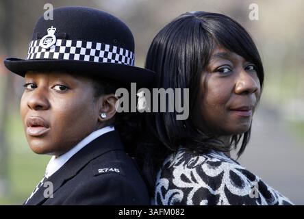 28. Mai 2012: Liverpool, England, Vereinigtes Königreich: GEE WALKER, rechts und ihre Tochter DOMINIQUE WALKER. Dominique ist nun Polizeioffizier und plant, Großbritanniens erster schwarzer Chief Constable zu werden. Gee und Dominique sind Mutter und Schwester des ermordeten schwarzen Teenagers Anthony Walker, der am 30. Juli 2005 in Huyton Liverpool bei einem rassistischen Angriff mit einer Eisaxt getötet wurde. (Kreditbild: © Mercury Press/ZUMAPRESS.com) Stockfoto