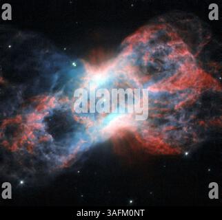 4. Juni 2012: Cygnus Constellation - Planetarischer Nebel NGC 7026. Diese schmetterlingsförmige Wolke aus glühendem Gas und Staub befindet sich direkt hinter der Spitze des Schwanzes des Sterns Cygnus (der Schwan) und ist das Wrack eines Sterns ähnlich der Sonne. Planetarische Nebel haben trotz ihres Namens nichts mit Planeten zu tun. Es handelt sich um ein relativ kurzlebiges Phänomen, das am Ende des Lebens mittelgroßer Sterne auftritt. Wenn der Kernbrennstoff eines Sterns ausgeht, werden seine äußeren Schichten aufgeblasen, sodass nur der heiße Kern des Sterns zurückbleibt. Wenn sich die Gashülle erhitzt, werden die Atome in ihr erregt und es ist Stockfoto