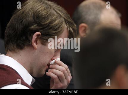 4. Juni 2012 – Raleigh, NC, USA – Jason Williford weint, während sein Vater Keith Williford während der Verurteilungsphase seines Mordprozesses am 4. Juni 2012 in Raleigh, North Carolina, aussagt. Die Geschworenen werden entscheiden, ob er wegen des Mordes an Kathy Taft, Mitglied des staatlichen Bildungsausschusses, getötet werden soll. (Foto: © Takaaki Iwabu/Raleigh News & Observer/MCT/ZUMAPRESS.com) Stockfoto