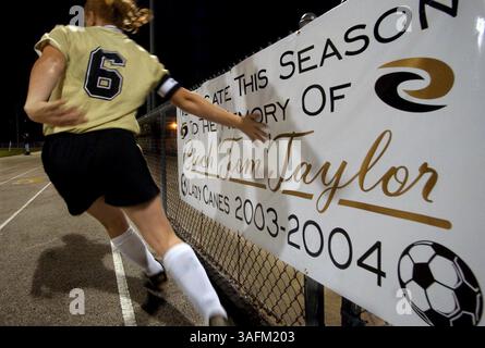 Citrus High School Mädchen Varsity Fußballspielerin Rebecca Gemble berührt ein Banner, das die Mannschaftssaison seinem ehemaligen Cheftrainer zu Beginn des Saisoneröffnungsspiels Mitte November widmet (Credit Image: St Petersburg Times/ZUMAPRESS.com) Stockfoto