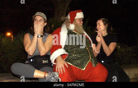 Bevor Jamie LaRussa (cq) und ihre Freundin Angela Adamo (cq) am Mittwoch Abend im Lowry Park Zoo laufen, besuchte sie den Weihnachtsmann (Credit Image: St Petersburg Times/ZUMAPRESS.com). Stockfoto