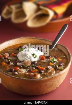 28. Februar 2012 - Chicago, IL, USA - Suppe mit schwarzen Bohnen und Würstchen kann von warmen Tortillas begleitet werden. (Bild: © Bill Hogan/Chicago Tribune/MCT/ZUMAPRESS.com) Stockfoto