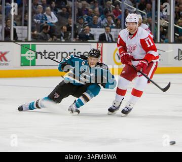 17. März 2012: Joe Pavelski versucht, während des NHL-Hockeyspiels zwischen den Detroit Red Wings und den San Jose Sharks im HP Pavilion in San Jose, CA, an Redwings Stürmer Danny Cleary vorbei zu skaten 3-2. â© Damon Tarver/Cal Sport Media(Kreditbild: © Damon Tarver/Cal Sport Media/ZUMAPRESS.com) Stockfoto
