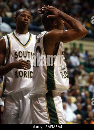 Zusammenfassung) Bildpaket der University of South Florida gegen das Basketballspiel der University of Louisville im USF Sun Dome. Die Louisville Cardinals und Cheftrainer Rick Pitino (Schreibweise aus dem Register) zogen eine größere Menge als normal in den Sun Dome...Foto 2) Jimmy Baxter (Schreibweise aus dem Register), rechts, zeigt seine Frustration während der ersten Hälfte des Spiels gegen Louisville im USF Sun Dome in Tampa am Samstag, den 10.2004. Ebenfalls links abgebildet ist Gerrick Morris von USF (Credit Image: St Petersburg Times/ZUMAPRESS.com) Stockfoto