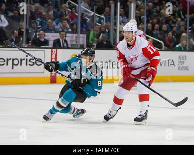 17. März 2012: Joe Pavelski versucht, während des NHL-Hockeyspiels zwischen den Detroit Red Wings und den San Jose Sharks im HP Pavilion in San Jose, CA, an Redwings Stürmer Danny Cleary vorbei zu skaten 3-2. â© Damon Tarver/Cal Sport Media(Kreditbild: © Damon Tarver/Cal Sport Media/ZUMAPRESS.com) Stockfoto