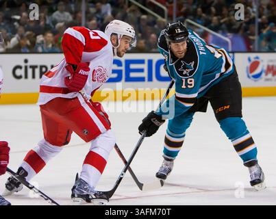 17. März 2012: Joe Thornton und Redwings Forward Drew Miller bereiten sich auf das offene Spiel vor, das im NHL-Hockeyspiel zwischen den Detroit Red Wings und den San Jose Sharks im HP Pavilion in San Jose, CA. Die Sharks besiegten die Redwings 3-2 in Überstunden. â© Damon Tarver/Cal Sport Media(Kreditbild: © Damon Tarver/Cal Sport Media/ZUMAPRESS.com) Stockfoto