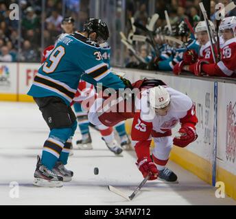 17. März 2012: Haie-Stürmer Logan Couture stürzt Redwings-Verteidiger Brad Stuart während des NHL-Hockeyspiels zwischen den Detroit Red Wings und den San Jose Sharks im HP Pavilion in San Jose, CA. Die Sharks besiegten die Redwings 3-2 in Überstunden. â© Damon Tarver/Cal Sport Media(Kreditbild: © Damon Tarver/Cal Sport Media/ZUMAPRESS.com) Stockfoto
