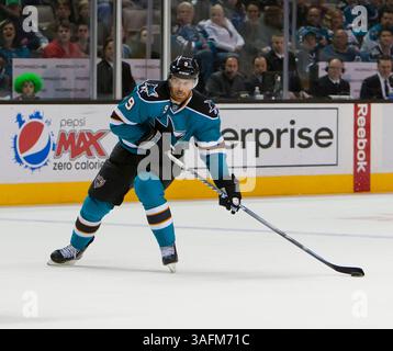 17. März 2012: Martin Havlat schiebt den Puck während des NHL-Hockeyspiels zwischen den Detroit Red Wings und den San Jose Sharks im HP Pavilion in San Jose, CA. Die Sharks besiegten die Redwings 3-2 in Überstunden. â© Damon Tarver/Cal Sport Media(Kreditbild: © Damon Tarver/Cal Sport Media/ZUMAPRESS.com) Stockfoto